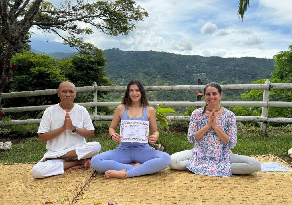 Shakti recibiendo su certificado de formación en Yogendra Ashram, Cali