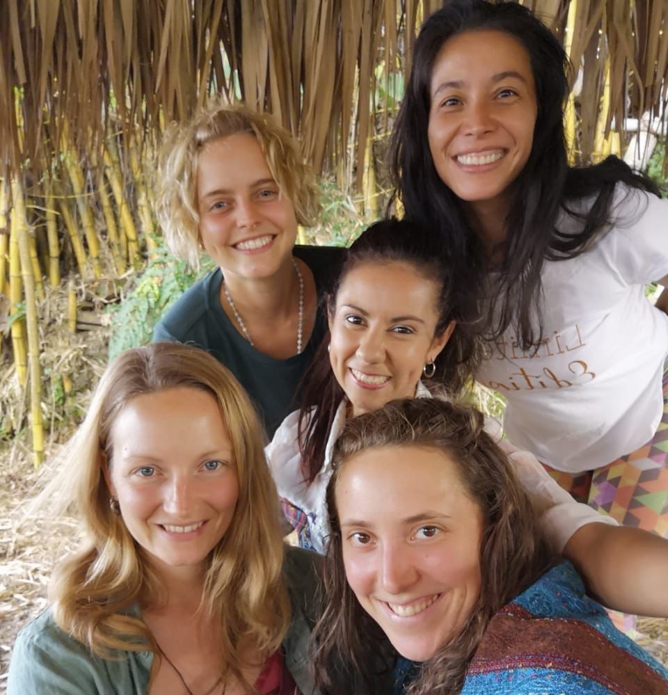 Estudiantes internacionales y colombianas compartiendo un momento de comunidad en Yogendra Ashram