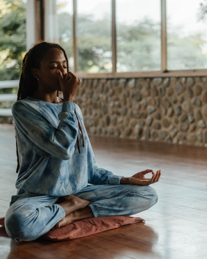 Práctica de meditación en Yogendra Ashram, Cali