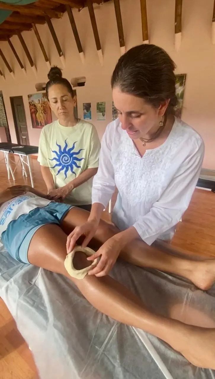Shyam preparando un anillo de masa de Basti para una terapia localizada con aceite en Cali