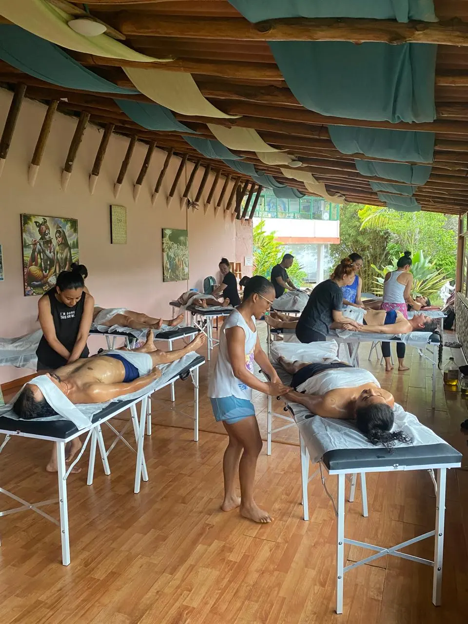 Estudiantes practicando masaje Abhyanga juntos en Yogendra Ashram, Cali