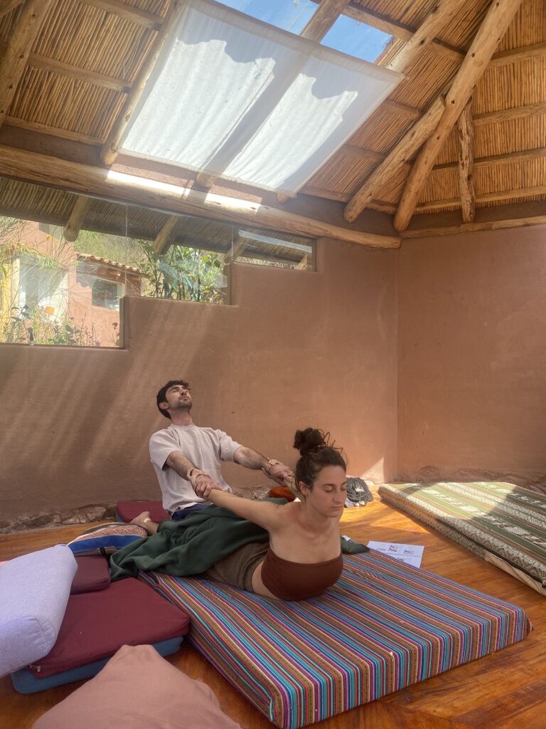 Práctica guiada de masaje Thai Yoga con estiramientos asistidos en Cusco